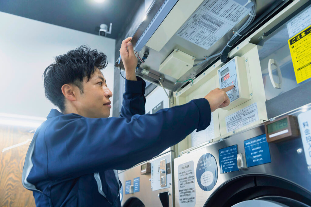 コインランドリーの修理・メンテナンスを行う業者のイメージ