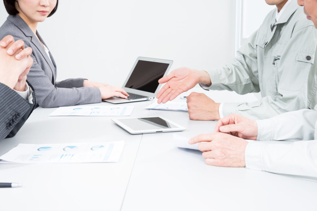 契約前に業者から事前説明を受ける風景