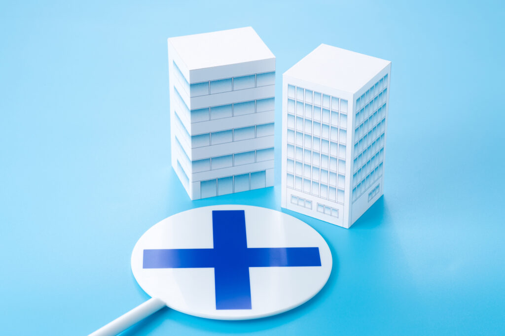 ホテルのミニチュアの前にバツ印の札