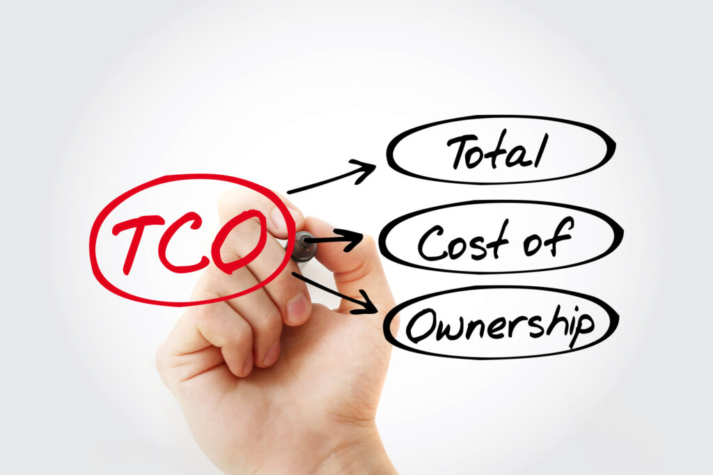 Total Cost of Ownershipの略語「TCO」をペンで書いて説明する様子