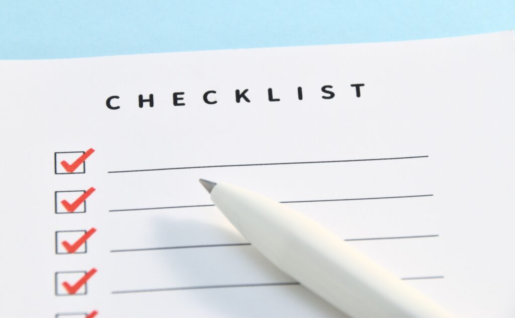 チェックリストの紙とボールペン