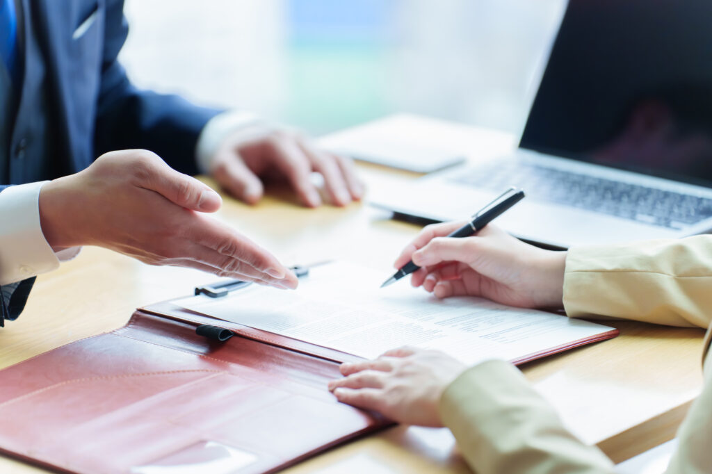 契約書にサインする様子