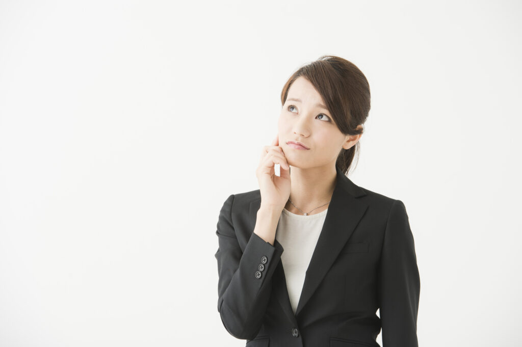 悩んでいるスーツ姿の若い女性